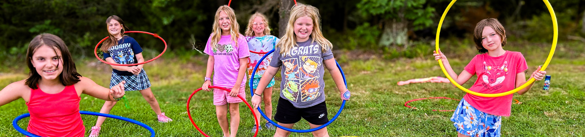  large group of girl scouts in a big friendship circle 